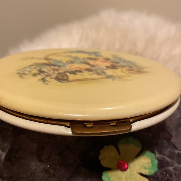 Vintage Celluloid Compact by Rex Fifth Avenue,hand painted basket of flowers💐😎 - Picture 9 of 9